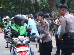 Polda Metro Gelar Jumat Peduli, Ojol Berterima Kasih ke Kapolda Polda Metro Gelar Jumat Peduli, Ojol Berterima Kasih ke Kapolda
