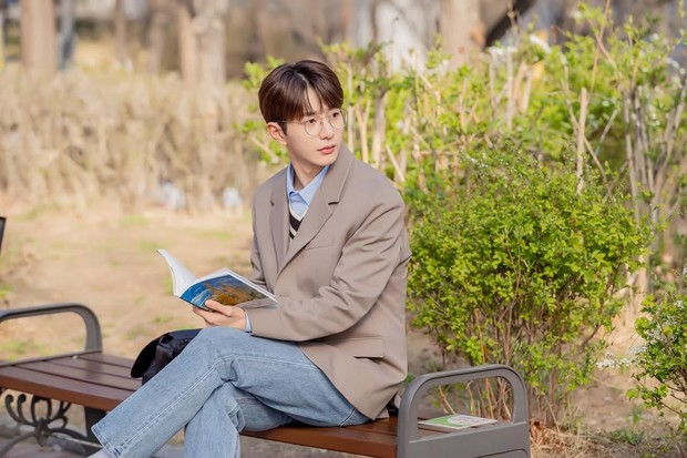 Potret Choi Bo Min dalam drama 'Spirit Fingers'/ Foto: instagram.com/tving.official Spirit Fingers menjadi drama comeback Choi Bo Min di tahun 2025. Sang aktor akan memerankan seorang kutu buku dengan kepribadian tenang nan mempesona.