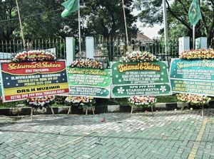 Karangan Bunga Berjejer Hiasi Kantor DPP PPP Usai Mardiono Sah Jadi Ketum Karangan Bunga Berjejer Hiasi Kantor DPP PPP Usai Mardiono Sah Jadi Ketum