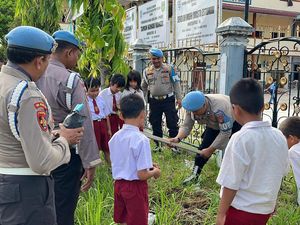 Provos Turun ke Sekolah di Dumai, Tanam Pohon Bareng Siswa SD Provos Turun ke Sekolah di Dumai, Tanam Pohon Bareng Siswa SD