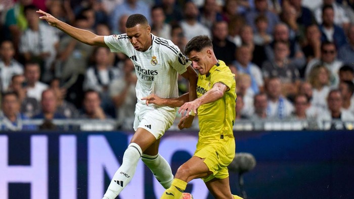 MADRID, SPAIN - OCTOBER 05: Kylian Mbappe of Real Madrid CF battle for the ball with Sergi Cardona Villarreal CF during the LaLiga match between Real Madrid CF and Villarreal CF  at Estadio Santiago Bernabeu on October 05, 2024 in Madrid, Spain. (Photo by Diego Souto/Getty Images)