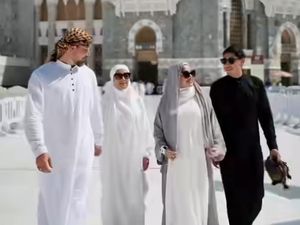 6 Foto Sarah Azhari Umrah Bareng Keluarga, Manglingi Pakai Gamis & Hijab 6 Foto Sarah Azhari Umrah Bareng Keluarga, Manglingi Pakai Gamis & Hijab