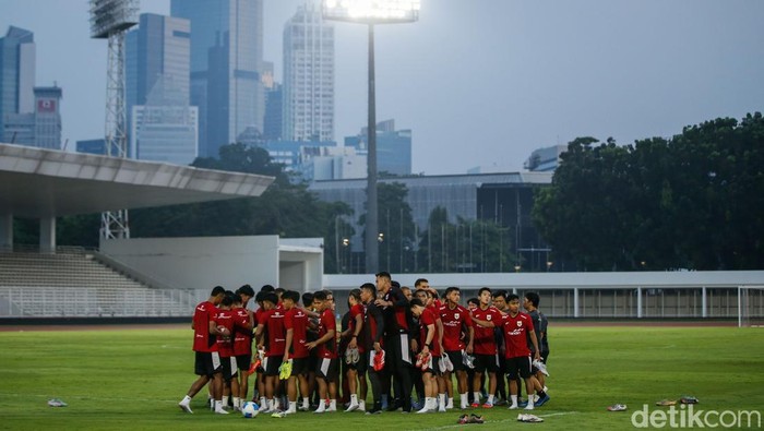 Pemain Timnas Indonesia U23 mulai menjalani latihan intensif jelang SEA Games 2025 di Lapangan Madya, Jakarta, Jumat (3/10/2025).