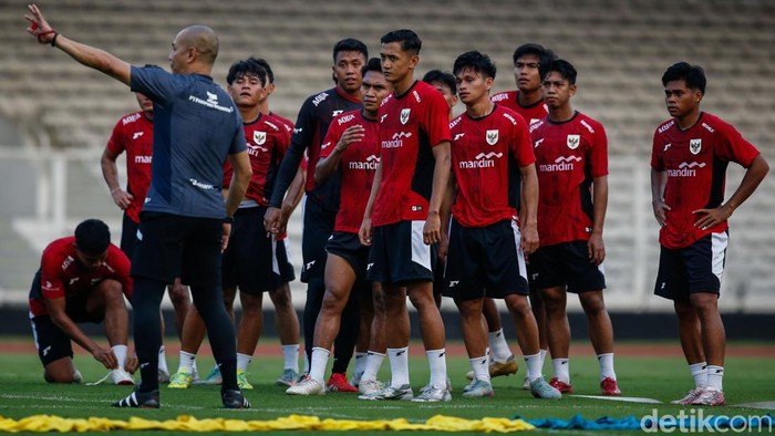 Pemain Timnas Indonesia U23 mulai menjalani latihan intensif jelang SEA Games 2025 di Lapangan Madya, Jakarta, Jumat (3/10/2025).