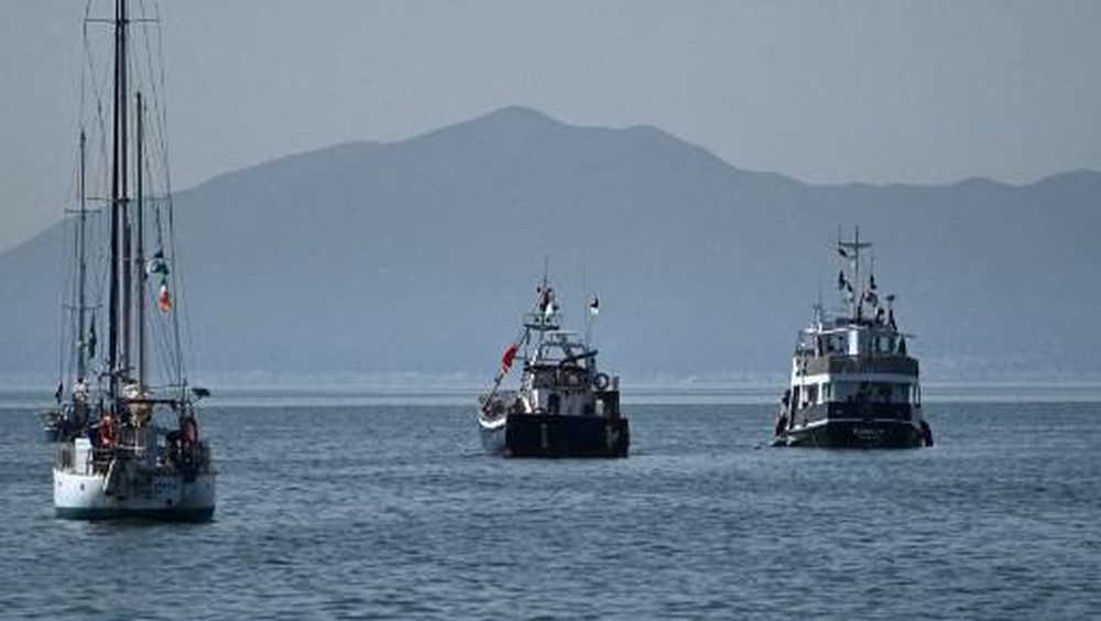 Armada Kemanusiaan Terjebak di Perairan Internasional