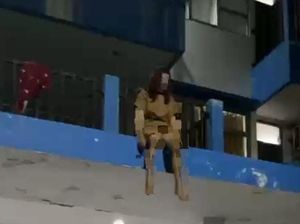 Viral Mahasiswi di Gorontalo Diduga Kesurupan Duduk di Balkon Asrama Viral Mahasiswi di Gorontalo Diduga Kesurupan Duduk di Balkon Asrama