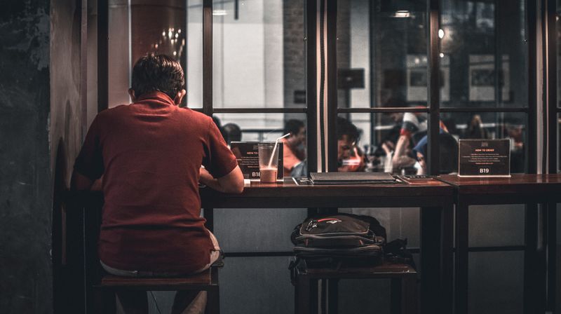 Restoran ini kenakan biaya keheningan, karena restorannya sepi dari pengunjung.