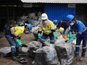Warna-warni Tempat Sampah di Tambang Emas BSI Banyuwangi