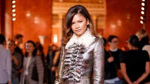 Foto: Zendaya Pamer Gaya Pantsless dengan Coat Dress Metalik di Show LV
