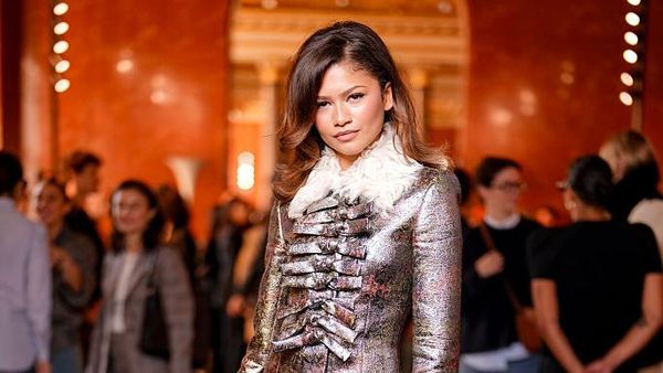 Foto: Zendaya Pamer Gaya Pantsless dengan Coat Dress Metalik di Show LV