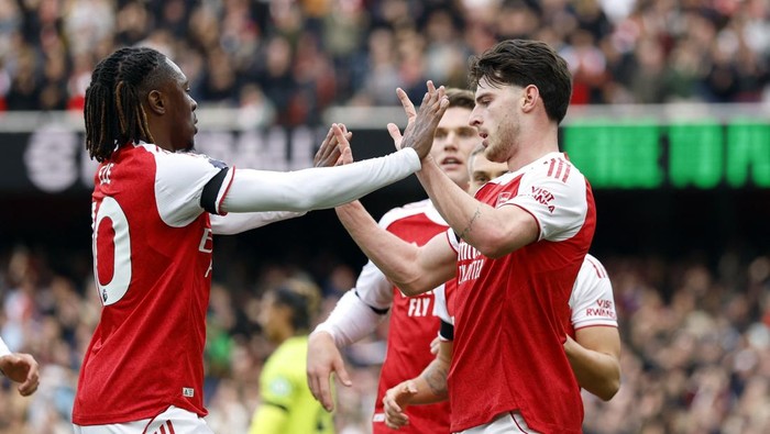 Soccer Football - Premier League - Arsenal v West Ham United - Emirates Stadium, London, Britain - October 4, 2025 Arsenals Declan Rice celebrates scoring their first goal with Eberechi Eze Action Images via Reuters/Peter Cziborra EDITORIAL USE ONLY. NO USE WITH UNAUTHORIZED AUDIO, VIDEO, DATA, FIXTURE LISTS, CLUB/LEAGUE LOGOS OR LIVE SERVICES. ONLINE IN-MATCH USE LIMITED TO 120 IMAGES, NO VIDEO EMULATION. NO USE IN BETTING, GAMES OR SINGLE CLUB/LEAGUE/PLAYER PUBLICATIONS. PLEASE CONTACT YOUR ACCOUNT REPRESENTATIVE FOR FURTHER DETAILS..