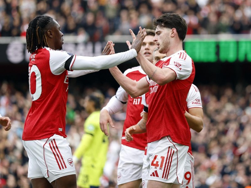 Soccer Football - Premier League - Arsenal v West Ham United - Emirates Stadium, London, Britain - October 4, 2025 Arsenal's Declan Rice celebrates scoring their first goal with Eberechi Eze Action Images via Reuters/Peter Cziborra EDITORIAL USE ONLY. NO USE WITH UNAUTHORIZED AUDIO, VIDEO, DATA, FIXTURE LISTS, CLUB/LEAGUE LOGOS OR 'LIVE' SERVICES. ONLINE IN-MATCH USE LIMITED TO 120 IMAGES, NO VIDEO EMULATION. NO USE IN BETTING, GAMES OR SINGLE CLUB/LEAGUE/PLAYER PUBLICATIONS. PLEASE CONTACT YOUR ACCOUNT REPRESENTATIVE FOR FURTHER DETAILS..