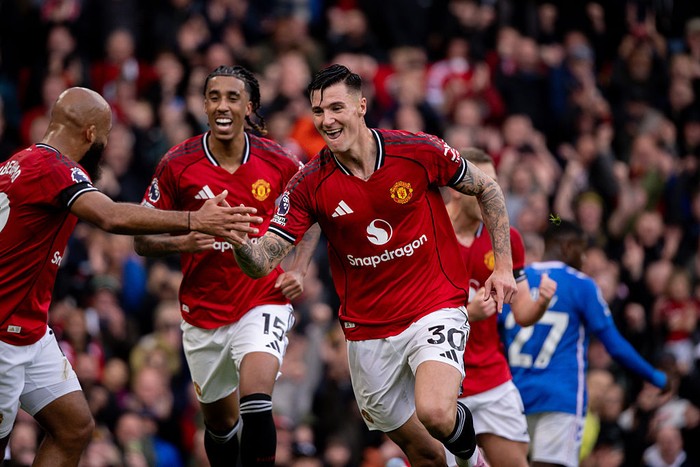 MANCHESTER, ENGLAND - OCTOBER 4:   Benjamin Sesko of Manchester United celebrates scoring a goal to make the score 2-0 during the Premier League match between Manchester United and Sunderland at Old Trafford on October 4, 2025 in Manchester, United Kingdom. (Photo by Ash Donelon/Manchester United via Getty Images)