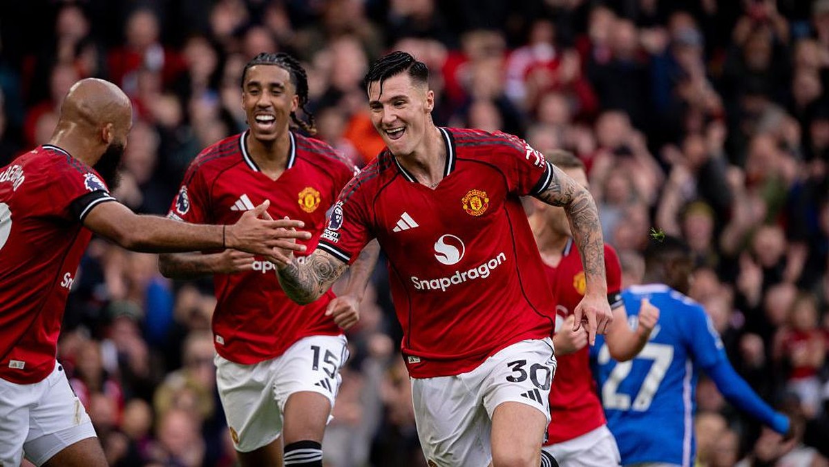 Sesko (kanan) mencetak gol debutnya di Old Trafford. Foto: Manchester United via Getty Imag/Ash Donelon