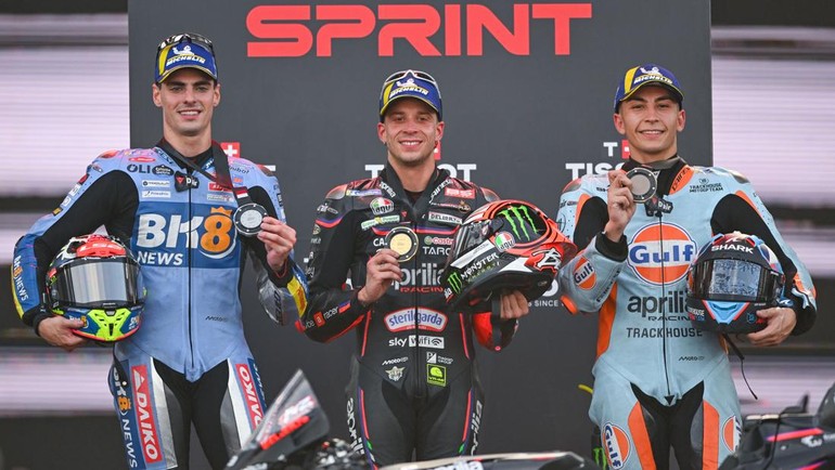 Pembalap Aprilia Racing Marco Bezzecchi (tengah), pembalap BK8 Gresini Racing MotoGP Fermin Aldeguer (kiri) dan pembalap Trackhouse MotoGP Team Raul Fernandez (kanan) berfoto bersama dengan medali mereka usai memenangi sesi Sprint Race MotoGP Indonesia 2025. Foto: ANTARA FOTO/Aditya Pradana Putra