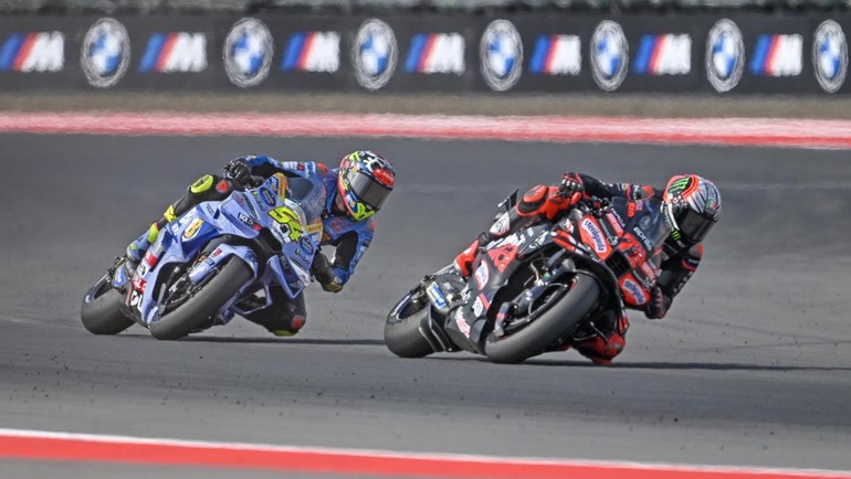 Pembalap Aprilia Racing Marco Bezzecchi (kanan) bersama pembalap BK8 Gresini Racing MotoGP Fermin Aldeguer (kiri) memacu sepeda motornya saat Sprint Race MotoGP Indonesia 2025. Foto: ANTARA FOTO/Ahmad Subaidi