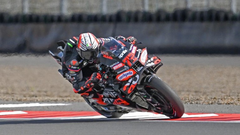 Pembalap Aprilia Racing Marco Bezzecchi menjuarai sesi Sprint Race dengan finis tercepat pertama dengan total waktu 19 menit 37,047 detik disusul Fermin Aldeguer di posisi kedua dan Raul Fernandez di posisi ketiga. Foto: ANTARA FOTO/Ahmad Subaidi