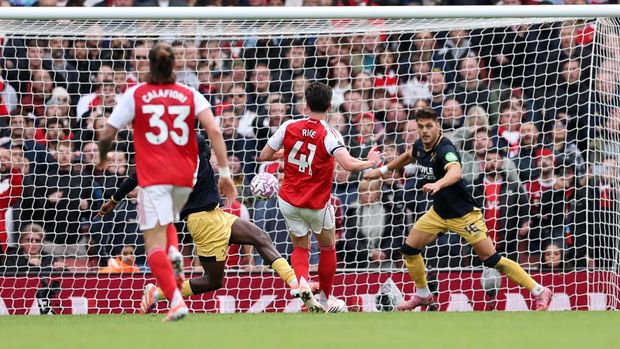 LONDON, ENGLAND - OCTOBER 04: Declan Rice of Arsenal scores his team's first goal during the Premier League match between Arsenal and West Ham United at Emirates Stadium on October 04, 2025 in London, England. (Photo by Julian Finney/Getty Images)