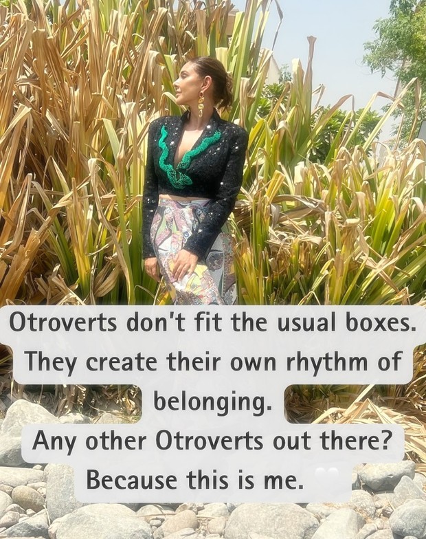 Beberapa tokoh dengan sifat otrovert dikenal aktif di ruang publik, tetapi tetap menjaga privasi dan memilih lingkaran kecil untuk berinteraksi.