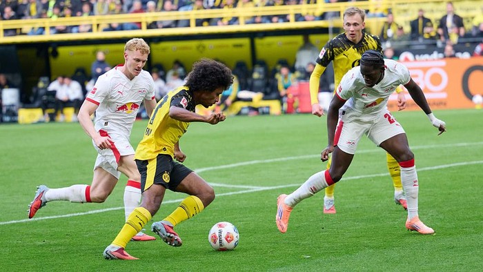 04 October 2025, North Rhine-Westphalia, Dortmund: Soccer: Bundesliga, Borussia Dortmund - RB Leipzig, Matchday 6, Signal Iduna Park. Karim Adeyemi (Borussia Dortmund) and Castello Lukeba (RB Leipzig, r) in action. Photo: Bernd Thissen/dpa - IMPORTANT NOTE: In accordance with the regulations of the DFL German Football League and the DFB German Football Association, it is prohibited to utilize or have utilized photographs taken in the stadium and/or of the match in the form of sequential images and/or video-like photo series. (Photo by Bernd Thissen/picture alliance via Getty Images)