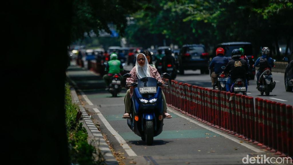 Duh, Jalur Sepeda di Jaktim Diserobot Pemotor untuk Lawan Arus Duh, Jalur Sepeda di Jaktim Diserobot Pemotor untuk Lawan Arus