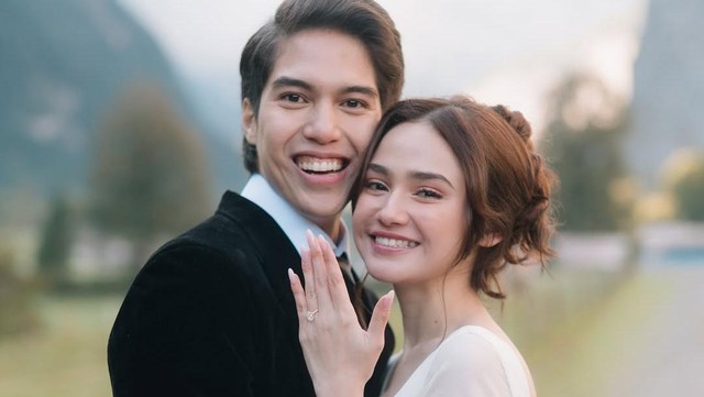 Berita Viral Selebriti dari InsertLive : Selamat! El Rumi Lamar Syifa Hadju di Swiss