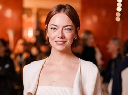 Wajah Emma Stone Nyaris Tak Dikenali di Paris Fashion Week, Dikira AI
