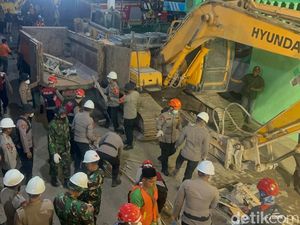 TNI-Polri Bahu Membahu Bersihkan Puing Ponpes Al-Khoziny