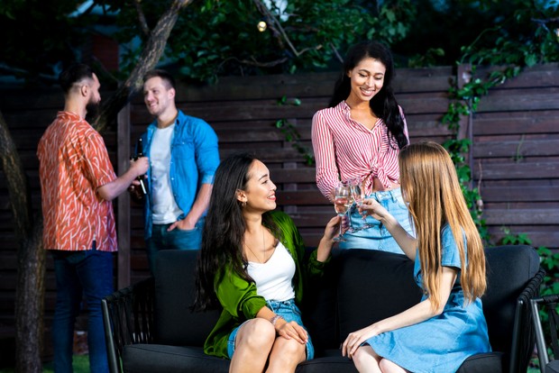 Ciri otrovert adalah hadir di keramaian namun lebih fokus pada interaksi kecil, menjaga kualitas hubungan, dan tidak terikat dengan kelompok sosial besar.