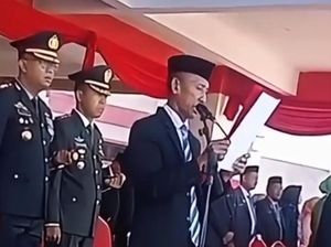 Waka DPRD Pasangkayu Gagap Baca Teks UUD 1945 gegara Lupa Bawa Kacamata Waka DPRD Pasangkayu Gagap Baca Teks UUD 1945 gegara Lupa Bawa Kacamata