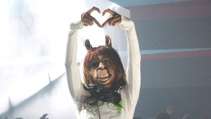 Wujud HorsegiirL: DJ Setengah Wanita, Setengah Kuda