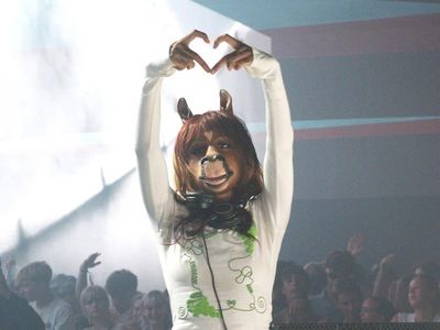 Wujud HorsegiirL: DJ Setengah Wanita, Setengah Kuda