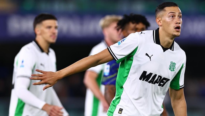 VERONA, ITALY - OCTOBER 03: Jay Idzes of US Sassuolo during the Serie A match between Hellas Verona FC and US Sassuolo Calcio at Stadio Marcantonio Bentegodi on October 03, 2025 in Verona, Italy. (Photo by Luca Amedeo Bizzarri/Getty Images)