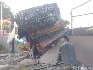 Senggol APV, Truk Tronton Hantam Pagar Rumah Kades Sekaran Klaten