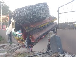 Senggol APV, Truk Tronton Hantam Pagar Rumah Kades Sekaran Klaten