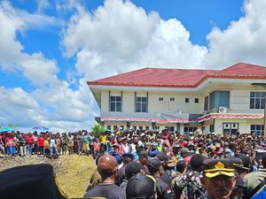 Kantor Bupati Yalimo-2 Mobil Dinas Rusak Imbas Ricuh Jelang Prosesi Damai Kantor Bupati Yalimo-2 Mobil Dinas Rusak Imbas Ricuh Jelang Prosesi Damai