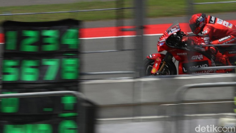 Pembalap Ducati Lenovo Marc Marquez menjalani kualifikasi MotoGP Indonesia 2025.