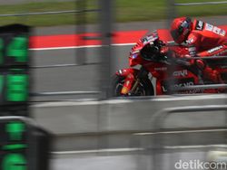Detik-detik Marc Marquez-Marco Bezzecchi Crash di MotoGP Mandalika 2025