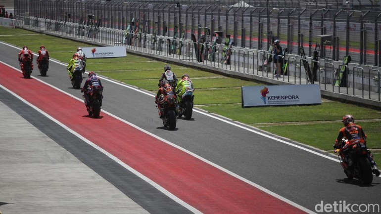 Sejumlah pembalap bersiap menjalani kualifikasi MotoGP Indonesia 2025 di Sirkuit Internasional Pertamina Mandalika.