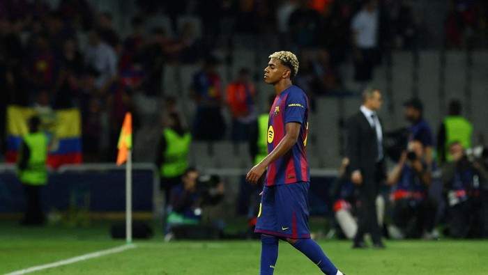 FILE PHOTO: Soccer Football - UEFA Champions League - FC Barcelona v Paris St Germain - Estadi Olimpic Lluis Companys, Barcelona, Spain - October 1, 2025 FC Barcelonas Lamine Yamal looks dejected after the match REUTERS/Albert Gea/File Photo