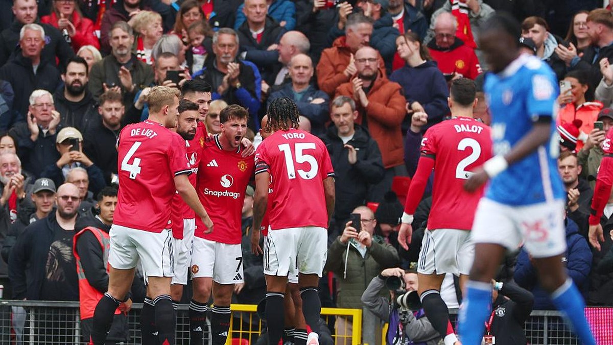 Momen para pemain MU merayakan gol Mason Mount di awal babak pertama. Foto: CameraSport via Getty Images/Shaun Brooks - CameraSport