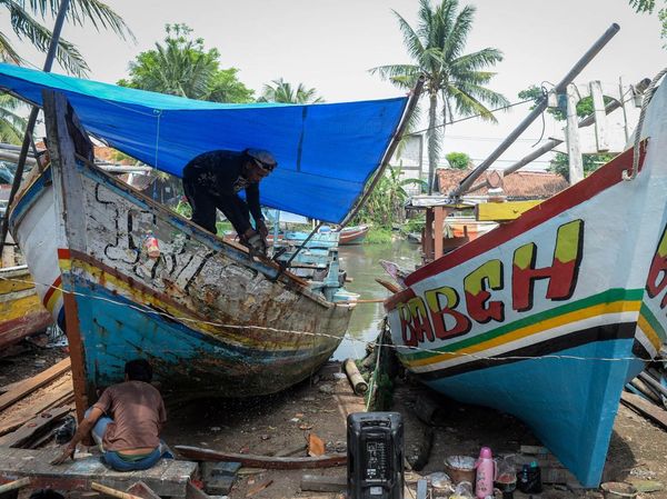 Melihat Aktivitas Bengkel Kapal Tradisional di Pesisir Tangerang
