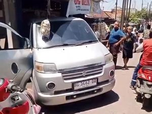 Heboh Minibus Tabrak Warung Sembako di Muara Enim Heboh Minibus Tabrak Warung Sembako di Muara Enim