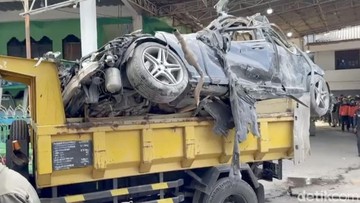 Evakuasi Reruntuhan Ponpes Al Khoziny Sidoarjo: Mobil Mercy Hancur