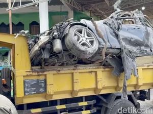 Siapa Pemilik Mercy Ringsek di Reruntuhan Ponpes Sidoarjo?