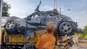 Petugas Evakuasi Mercy Ringsek di Reruntuhan Ponpes Al Khoziny