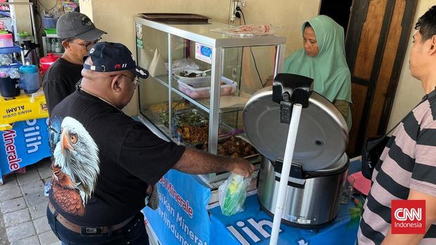 Ibu Rizal, pemilik Rumah Makan sedang melayani pelanggan makan di tempat di seberang Pertamina Mandalika International Circuit, Kamis (2/10).
