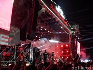 Dewa 19 Gebrak Panggung Mandalika, Ahmad Dhani Disoraki Penonton Dewa 19 Gebrak Panggung Mandalika, Ahmad Dhani Disoraki Penonton