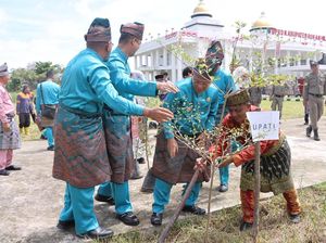 Aksi Tanam Pohon Polres dan Pemkab Rohil di HUT ke-26 Negeri Seribu Kubah Aksi Tanam Pohon Polres dan Pemkab Rohil di HUT ke-26 Negeri Seribu Kubah