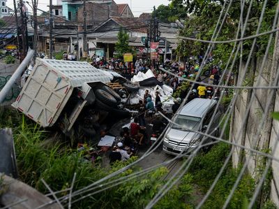Penampakan Truk Terjun dari Tol Merak, Timpa Kendaraan-Tukang Parkir